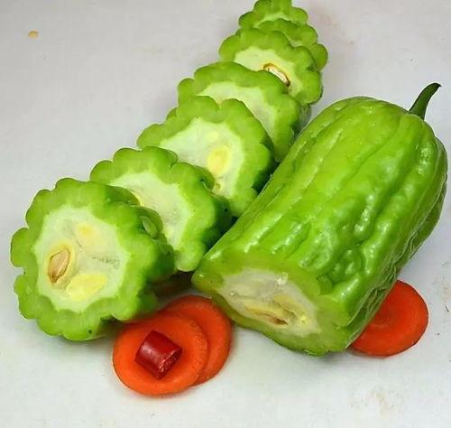 斗门居委吃瓜,邻里共享欢乐时光