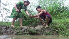 在别人瓜地里摘瓜吃,邻里瓜地里的意外美食之旅