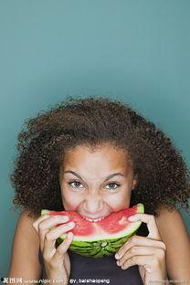 外国女吃腌制瓜,外国女性品尝中国腌制瓜的独特体验