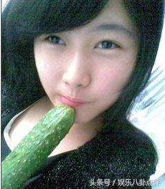 长直发美女吃瓜,尽显优雅气质