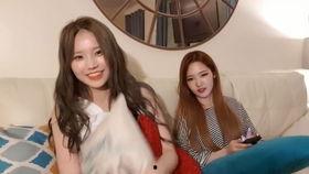 长直发美女吃瓜,尽显优雅气质